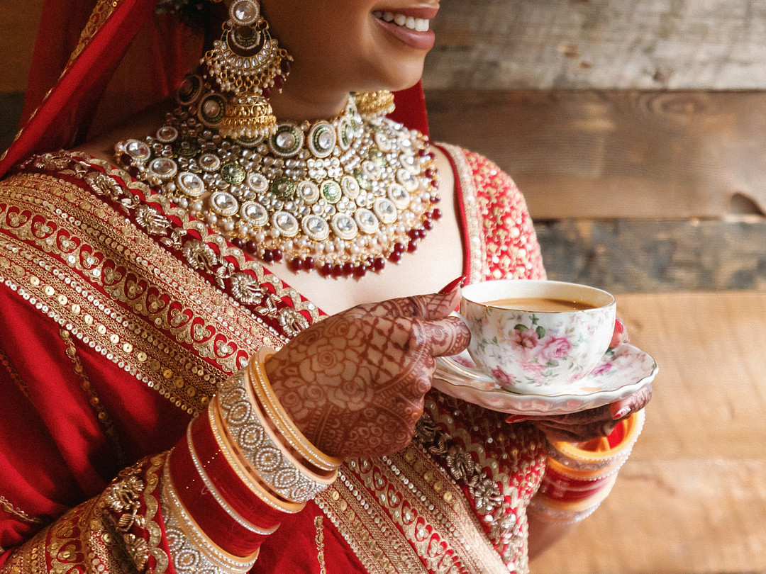 Close-up of the bride's gold jewelry and henna